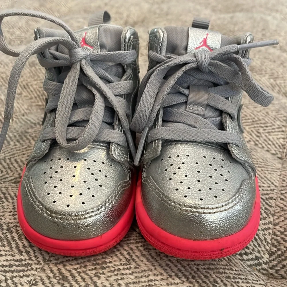 Nike Air Jordan 1 Mid Metallic Silver Pink Crimson size 5 C
